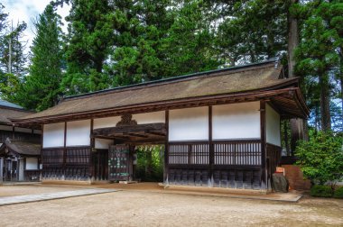 Kongobu-ji ismi Elmas Dağı Tapınağı anlamına geliyor. Shingon Budizmi 'nin en yüksek rütbeli keşişi Koyasan' ın başkeşişine ev sahipliği yapar..
