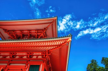 Daito 'nun çatısı, Koya san' daki Büyük Stupa Koyasan, Japonya 'daki mavi gökyüzü arka planı. Koyasan Wakayama 'nın Kansai bölgesinde yer almaktadır.