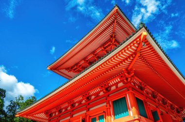 Daito 'nun çatısı, Koya san' daki Büyük Stupa Koyasan, Japonya 'daki mavi gökyüzü arka planı. Koyasan Wakayama 'nın Kansai bölgesinde yer almaktadır.
