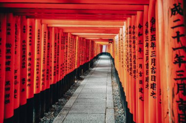 Kyoto 'daki Fushimi Inari Taisha' nın kırmızı torii kapılarındaki yazı bağışların bir kaydıdır..