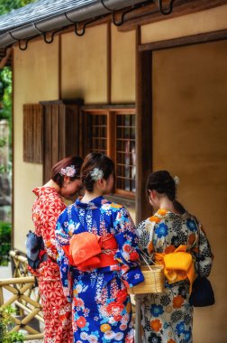 Japonya, Kyoto sokaklarında dolaşan kimonolu kızlar.