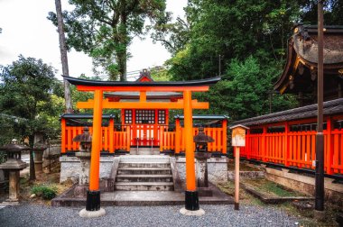 Fushimi Inari Taisha (Fushimi Inari Tapınağı), pirinç, sake ve refah tanrısı Inari 'ye adanmış bir Shinto tapınağıdır..