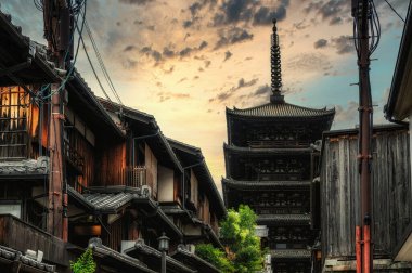 İkonik Yasaka Pagoda Kyoto tarihi bölgesi Kyoto, Japonya 'nın geleneksel kiremitli çatıları ve ahşap tüccar evlerinden yükseliyor.