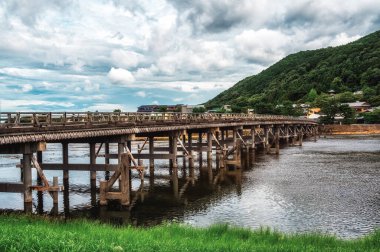 Togetsukyo Köprüsü 'nün sonbahar manzarası, Arashiyama, Kyoto, Japonya