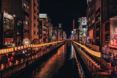 Osaka, Japonya - 7 Ağustos 2023: Osaka Japonya 'nın Dotonburi gece hayatı bölgesinde gece sahnesi