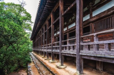Itsukushima-jinja, Japonya 'nın Hiroşima ilinin Miyajima adasında bulunan bir Shinto tapınağıdır..