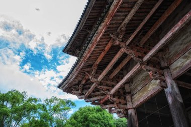 Büyük Güney Kapısı veya Nandaimon muazzam kolonlar tarafından desteklenmektedir, Nara, Japonya