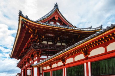 Kırmızı kapı Ro-mon Todai-ji, Todaiji 'ye, tapınak ve yürüyüş yolu Daibutsuden' ı parlak, mavi gökyüzünde barındırıyor.
