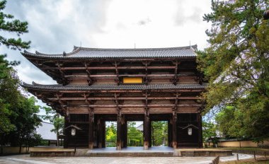 Nara Japonya 'daki Todai-ji tapınağının kahverengi ahşap kapısı.