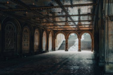 Aydınlatılmış kiremit tavanı (Minton Fayansları) olan Bethesda Terrace Çarşısı. Central Park, New York Şehri