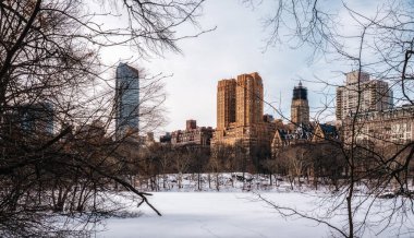 Kış manzaralı Manhattan şehir binaları Central Park New York 'ta kışın güneşli bir günde.