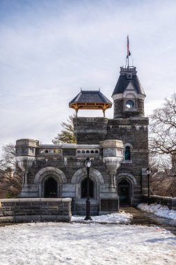 Kışın New York Central Park 'taki Belvedere Kalesi Kulesi' nde kar yağarken