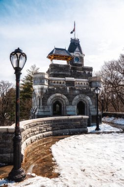 Kışın New York Central Park 'taki Belvedere Kalesi Kulesi' nde kar yağarken