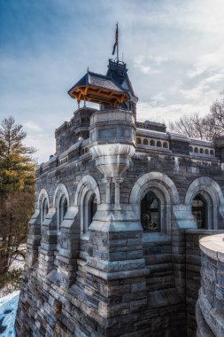 Kışın New York Central Park 'taki Belvedere Kalesi Kulesi' nde kar yağarken
