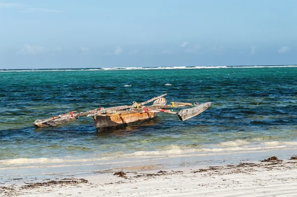 Eine Dhau am Strand festgemacht — Stockfoto