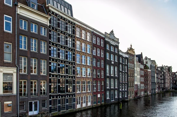 Amsterdam City Scene holandskými domy — Stock fotografie