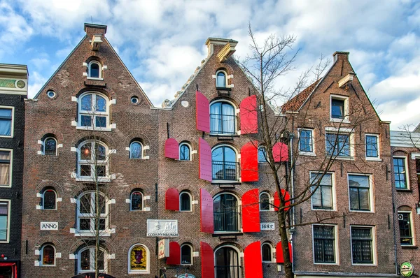 Fachada de una casa del canal, Amsterdam — Foto de Stock