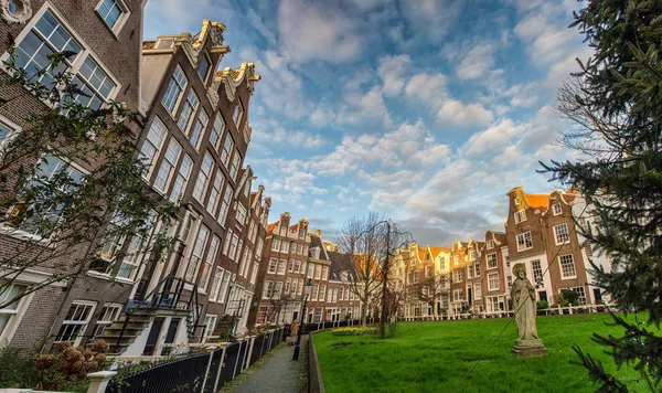 Fachadas en la corte Begijnhof, Amsterdam, Países Bajos — Foto de Stock