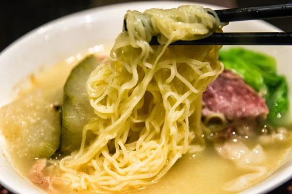 Kinesiska nudlar soppa — Stockfoto