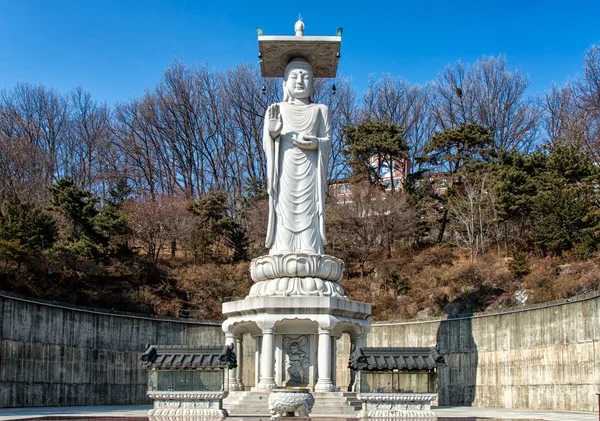 Statue de Bouddha dans le temple Bongeunsa — Photo