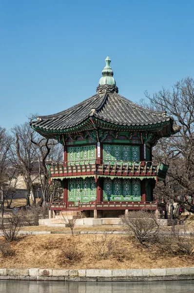 Padiglione Hyangwonjeong nel palazzo Gyeongbokgung — Foto Stock
