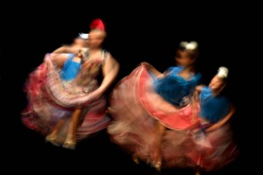 Hareket bulanıklığı olan flamenko dansçısı. İspanya 'dan tipik bölgesel dans, soyut kompozisyon.