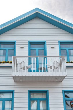 Geleneksel balıkçıların renkli evleri Costa Nova, Aveiro, Portekiz 'de. Turizm kargaşası. Mavi çizgiler. Pencere ve balkon detayları.  