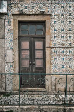 Geleneksel balıkçıların renkli evleri Costa Nova, Aveiro, Portekiz 'de. Turizm kargaşası. Geleneksel Portekiz fayansları. Ayrıntı.