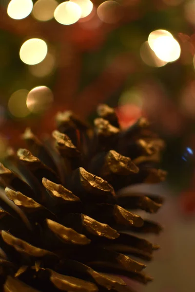 Weihnachtsschmuck Goldener Tannenzapfen Weihnachtsbaum Verschwommen Mit Glitzer Und Unschärfeeffekt — Stockfoto