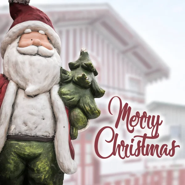 Renkli evlerle dolu Noel sahnesindeki komik kardan adam, kare. Kartpostal biçimi