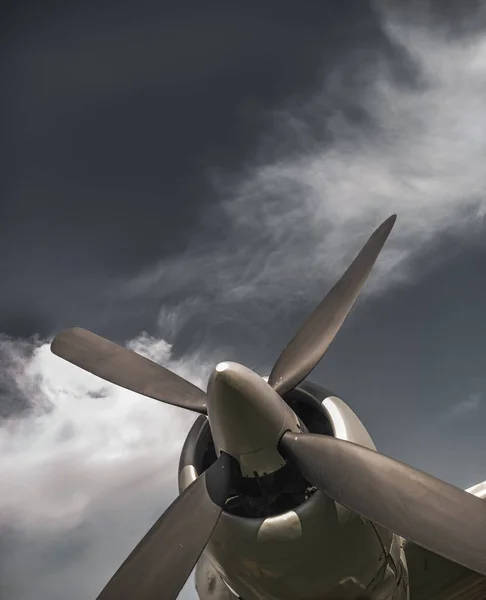 Old Propeller Airplane Vintage Sepia Black White Tone Sky Background — Stok fotoğraf