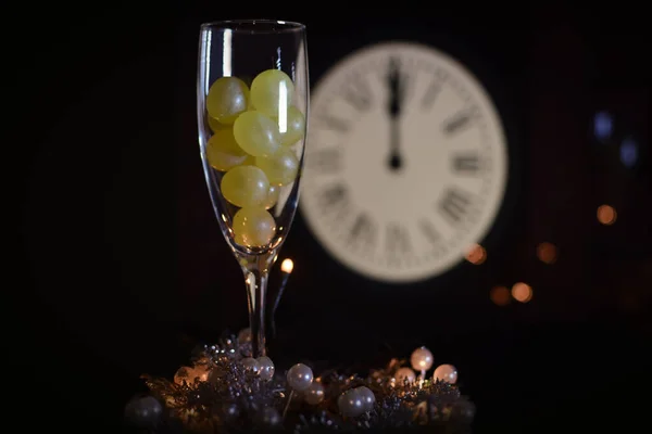 CELEBRATION OF THE NEW YEAR, TRADITION OF TWELVE GRAPES OF LUCK WITH THE CLOCK WITH TWELVE BELLS