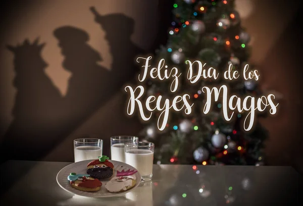 FELIZ DIA DE LOS REYES MAGOS, Mutlu Erkekler Günü 'nün İspanyolca çevirisi: Melchior, Gaspar ve Balthazar, çocuklara hediyeler getiriyor, EPIPHANY, COOKIES and DRINK for them. FELIZ DIA DE LOS REYES MAGOS