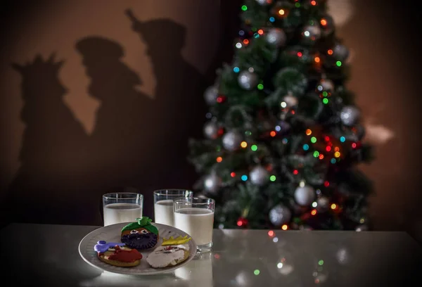 Ağaç Bilge Adamları, Krallar Melchior, Gaspar ve Balthazar için kurabiye ve süt, çocuklara EpiPHANY 'da hediyeler getiriyor. FELIZ DIA DE LOS REYES MAGOS