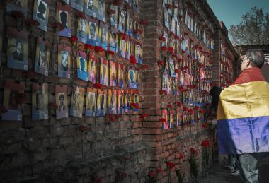 Madrid, İspanya, La Almudena, 19 Nisan 2019. İspanya Cumhuriyeti 'nde iç savaşın tarihsel bir gerçeği olan Madrid, La Almudena' nın güney mezarlığının duvarında çekilen cumhuriyetçilere haraç.