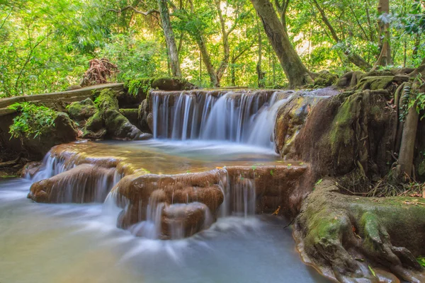 Cascata nella foresta tropicale — Foto Stock