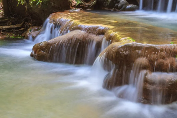 Wodospad w tropikalnym lesie — Zdjęcie stockowe