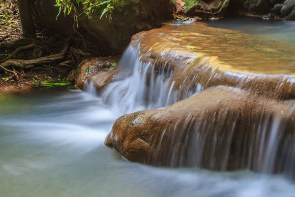 Cachoeira na floresta tropical — Fotografia de Stock