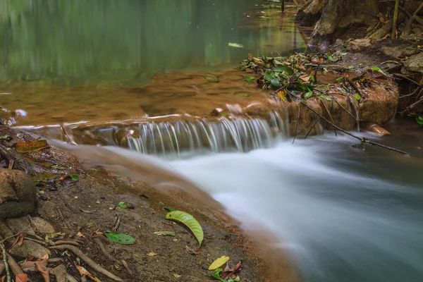 Vattenfall i den tropiska skogen — Stockfoto