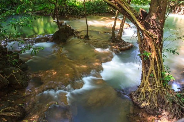 Waterval in het tropische bos — Stockfoto