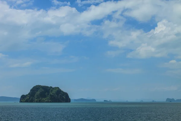 Beautiful tropical sea in summer — Stock Photo, Image