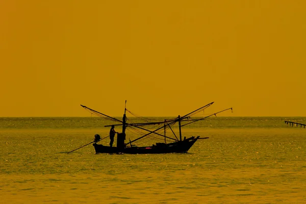 Barco de pesca no mar — Fotografia de Stock
