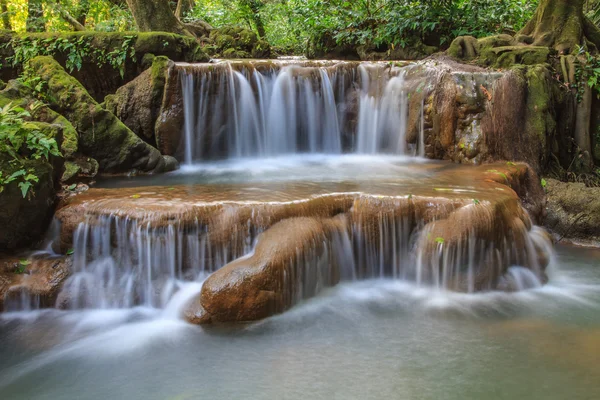 Cascata nella foresta tropicale — Foto Stock