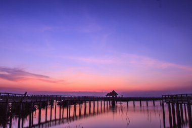 Tahta köprü lotus göl günbatımı zamanında 