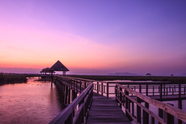 Tahta köprü lotus göl günbatımı zamanında 