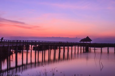 Tahta köprü lotus göl günbatımı zamanında 