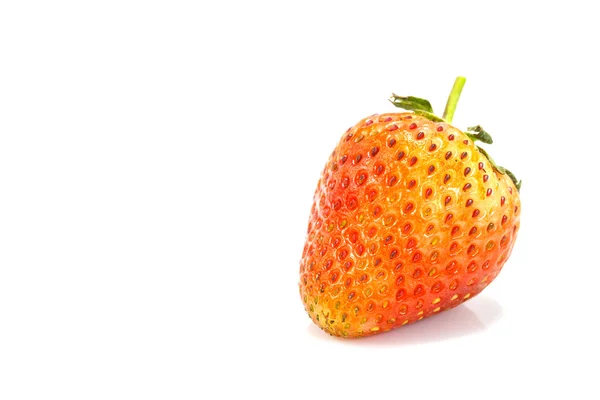 Schöne Erdbeeren isoliert auf weiß — Stockfoto