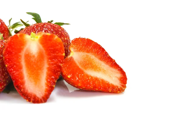 Schöne Erdbeeren isoliert auf weiß — Stockfoto