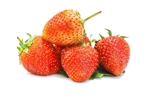 Schöne Erdbeeren isoliert auf weiß — Stockfoto