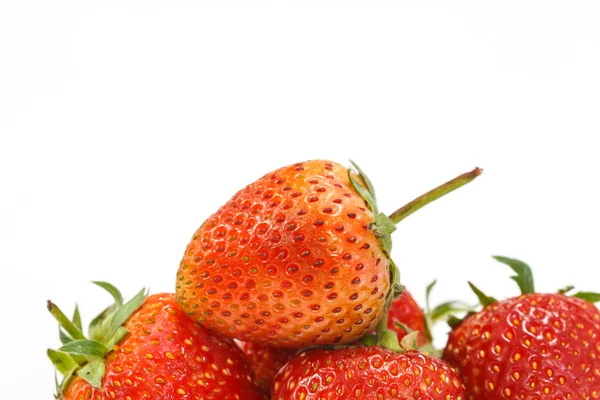 Schöne Erdbeeren isoliert auf weiß — Stockfoto